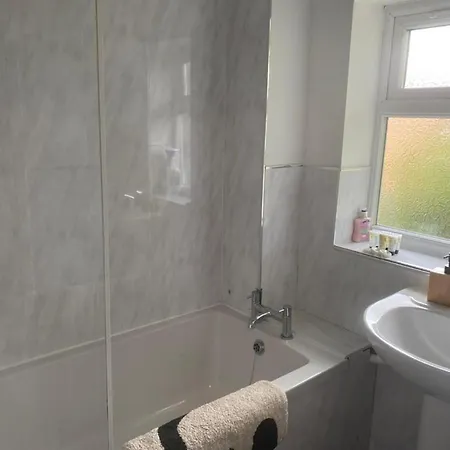 Holiday home - 4br - Sleeps 9 - Parking - Garden