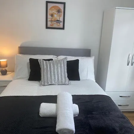 - 4br - Sleeps 9 - Parking - Garden Holiday home Birmingham