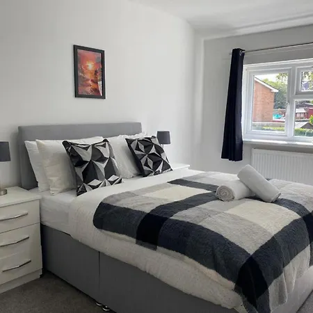 Holiday home - 4br - Sleeps 9 - Parking - Garden Birmingham